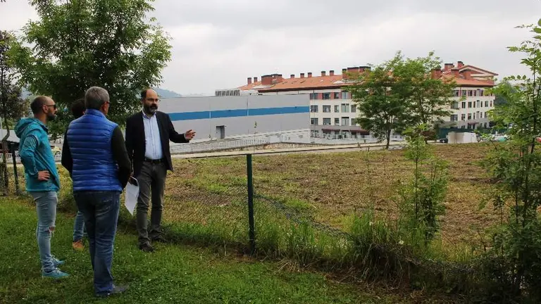 Los concejales visitaron el parque de Mies de Mejí en Tanos.