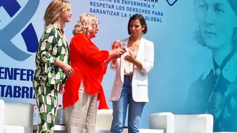 La periodista Ana Pastor recibe el premio Candil en Colindres.