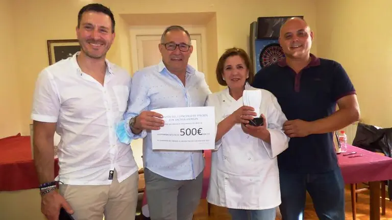 El Bar Zatón en el momento de recibir el premio por Eduardo Sanfilippo y Jorge González. R.A.