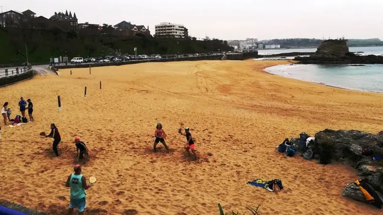 Juego de las palas en El Sardinero, en Santander. R.A.