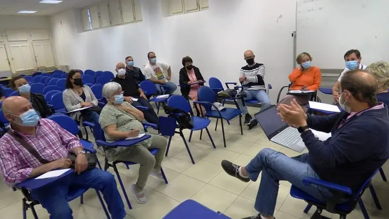 Reuni&oacute;n en la sede de CCOO en Laredo. R.A: