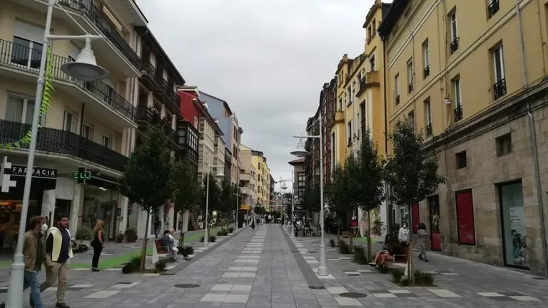 Los agentes controlarán el cierre de los locales el sábado por la noche en Torrelavega. R.A.