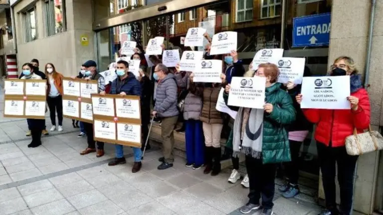 Concentración de los trabajadores en protesta por sus condiciones laborales.