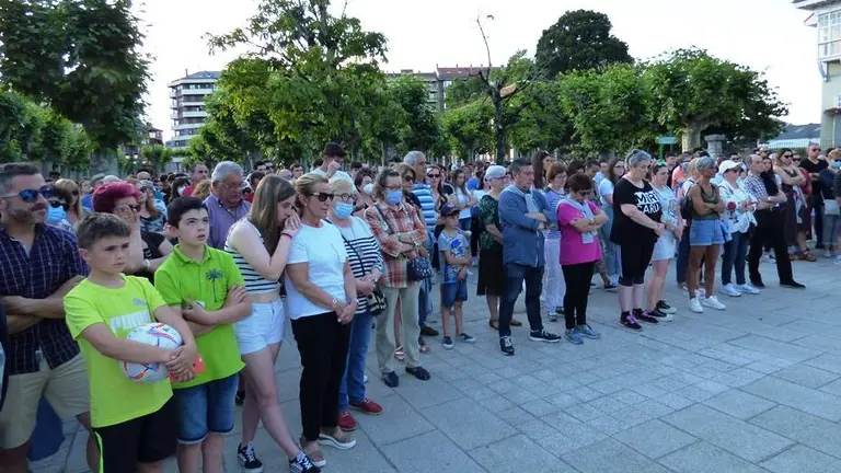 La Alameda, en Colindres, congreg&oacute; a un gran numero de vecinos R.A.