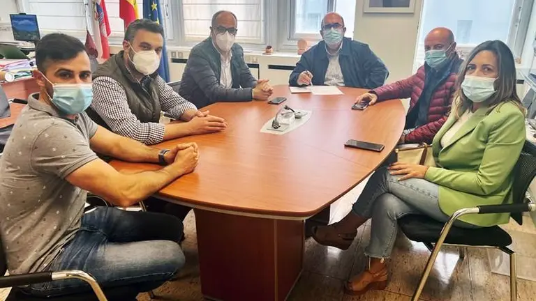 Reunión con alcaldesa de la zona de Trasmiera para tratar el servicio gratuito de transporte a estudiantes.