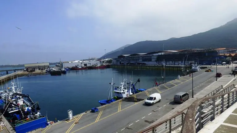 Vista del puerto pesquero y la Cofradía de Pescadores de Santoña. R.A.