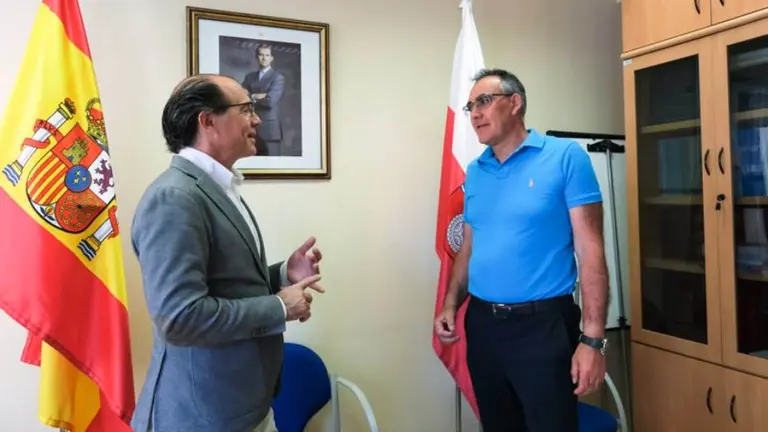 El consejero de Sanidad, Raúl Pesquera, a la derecha.