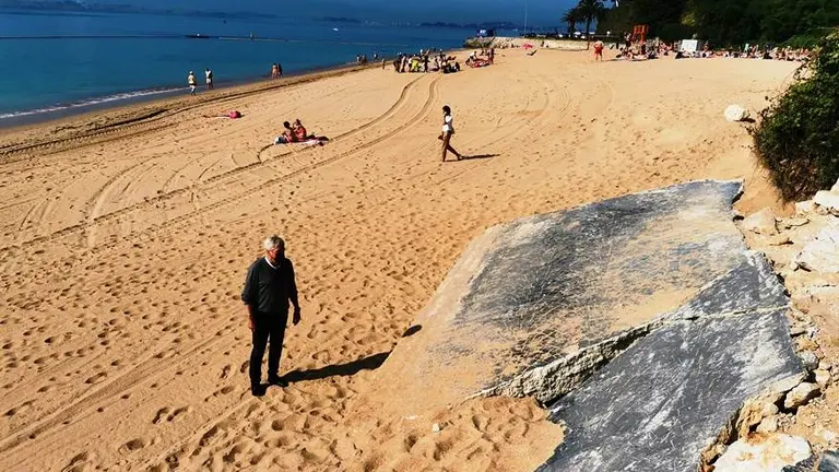 Talud en la playa de Los Peligros, en Santander.