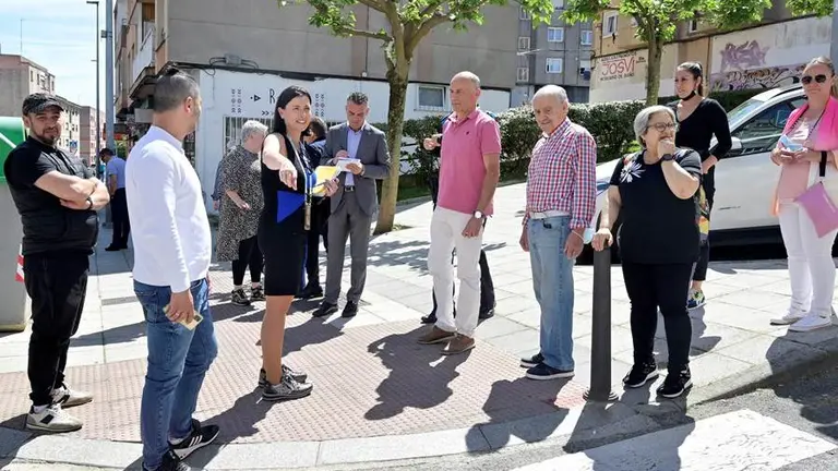 Visita de la alcaldesa de Santander al barrio de La Encina junto con los vecinos.