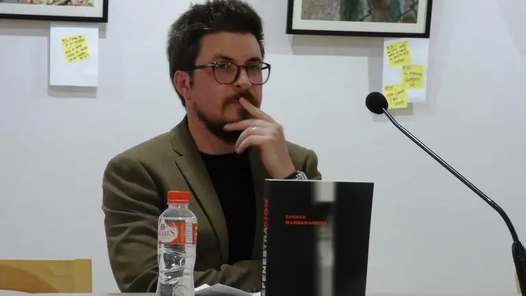 Chema Barberarena durante la presentación de 'Defenestración', en la Casa de Cultura de Santoña. Nyka Goicoechea