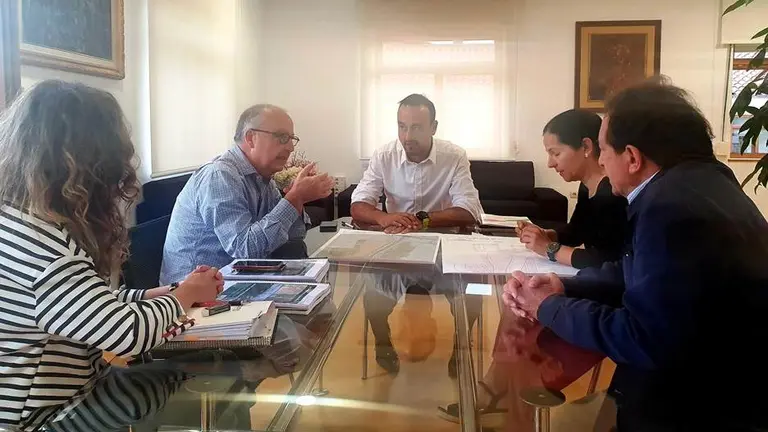 Reunión sobre el suelo industrial de Las Hileras.