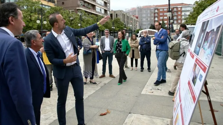 Un instante de la presentación de la actuación en el Palacio Municipal de Torrelavega.