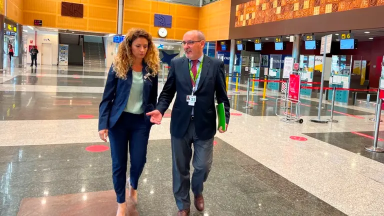 Un momento de la visita a las instalaciones junto al director.