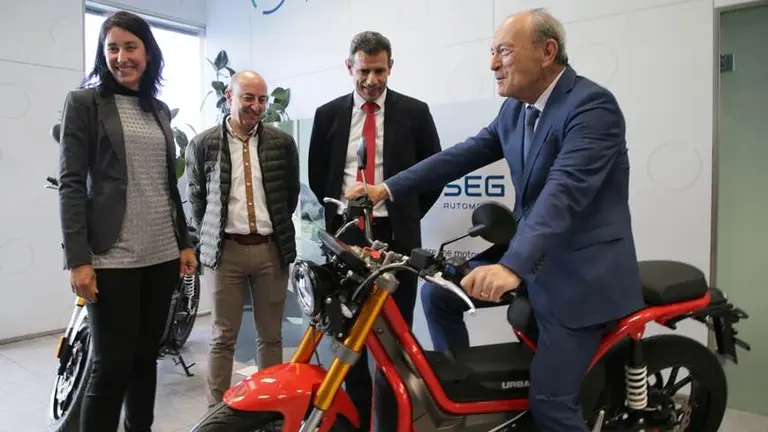 El consejero de Industria visitó la empresa ubicada en Treto.