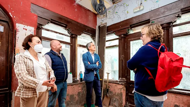 Visita de las autoridades políticas al edificio en Limpias.