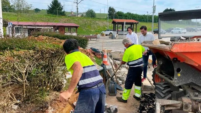 Obras en la rotonda Paco Gento, en Guarnizo.