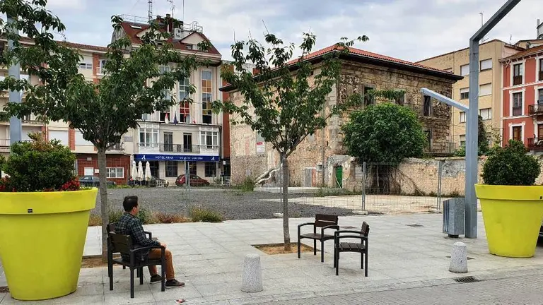 El concejal del PRc de Santoña, Fernando Palacio, frente a Chiloeches.