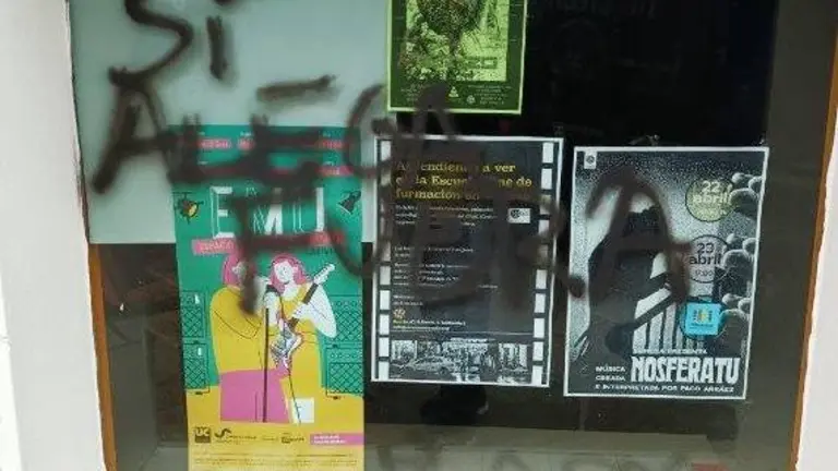 Pintadas en la fachada y en la cristalera de Eureka, en Santander.
