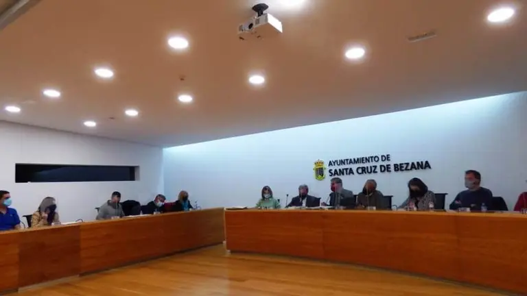 Los concejales en el Pleno de Santa Cruz de Bezana. R.A.