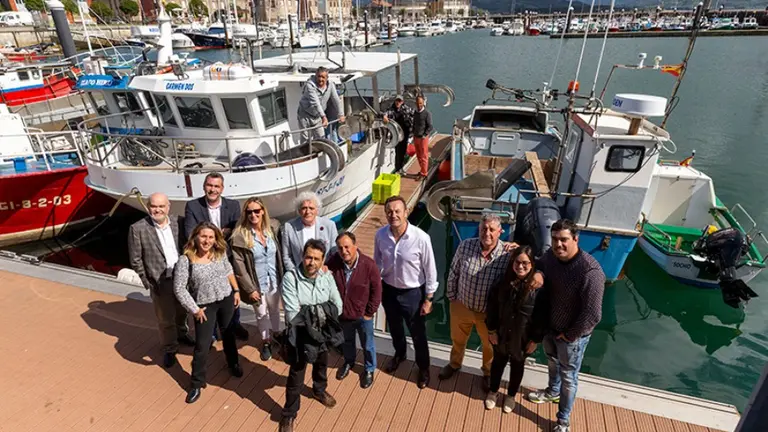 Las autoridades políticas conocieron la adaptación de la embarcación para la pesca-turismo.