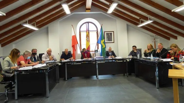 Concejales en el Pleno de la Corporaci&oacute;n de Guriezo. R.A.