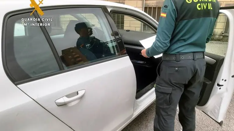 Vehículo que utilizó matrículas falsas.