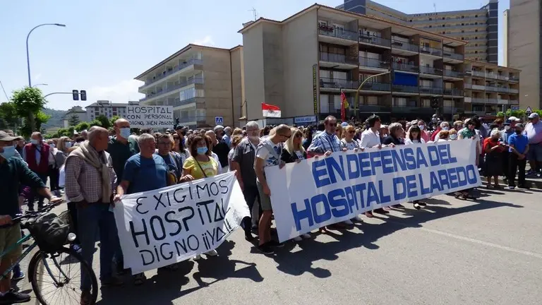 Pancartas que se mostraron en la protesta en Laredo. R.A.