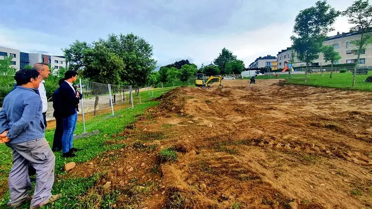 Las autoridades políticas visitan las obras del pump track en Sierrapando.