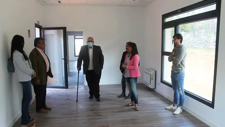Las autoridades políticas visitan las obras de la sala polivalente en Noja.
