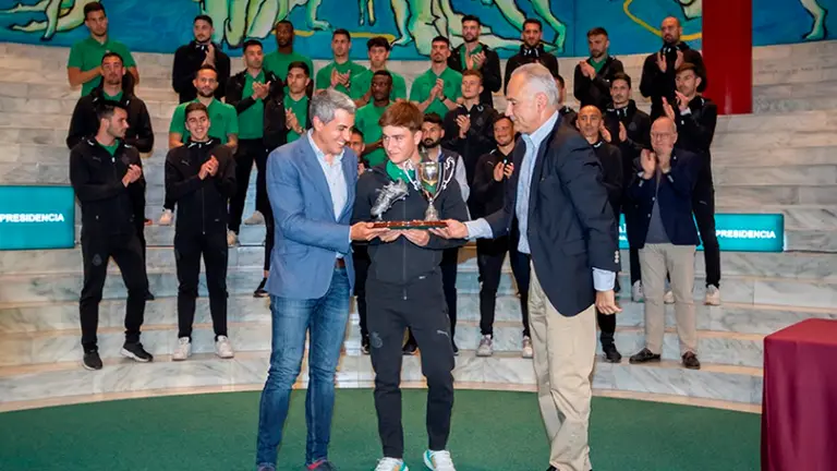 El consejero de Deportes entrega del Trofeo Chisco que concede Radio Nacional de Espa&ntilde;a al futbolista m&aacute;s destacado del Real Racing Club de Santander durante la temporada.