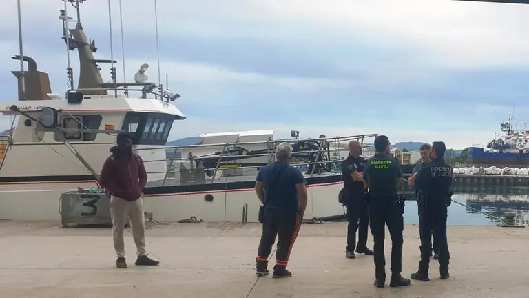 La Guardia Civil se personó en el puerto pesquero de Santoña.