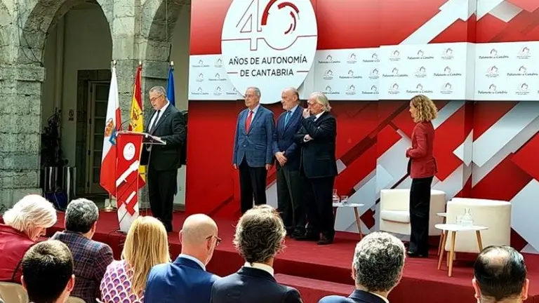 Acto en el patio del Parlamento de Cantabria.