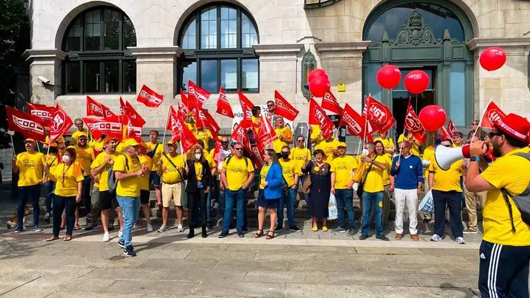 Concentración de los trabajadores de Correos de Cantabria en Santander.