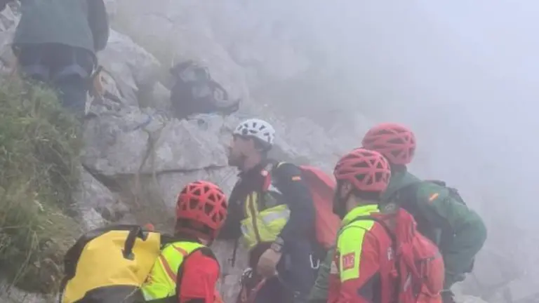 Traslado del accidentado del Pico San Vicente, en Ramales de la Victoria.
