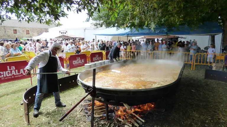 Fiesta de Los Remedios en Meruelo donde se ofreció paella a los asistentes. R.A.