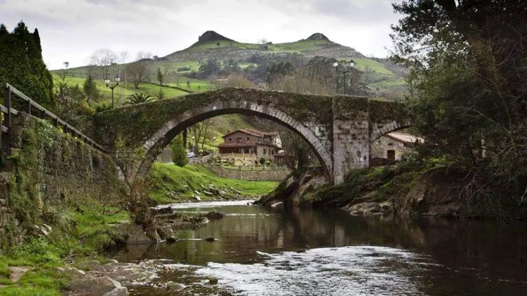 Puente Mayor de Li&eacute;rganes con los Picos Cotillam&oacute;n y MIram&oacute;n al fondo.