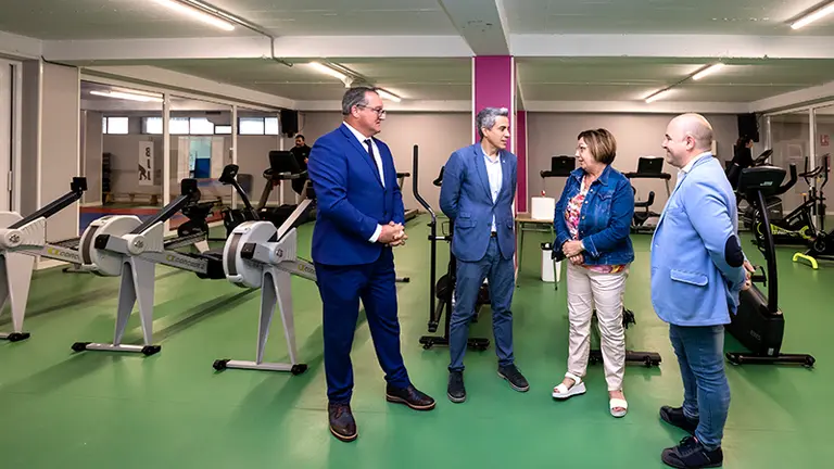 Las autoridades pol&iacute;ticas visitaron el polideportivo Emilio Amavisca.