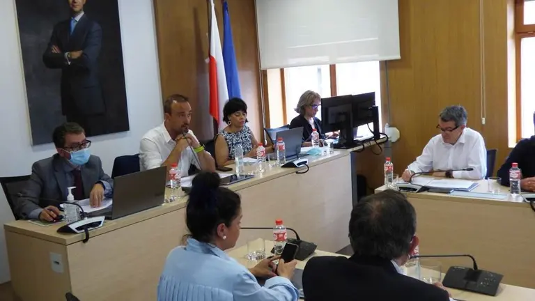 Los concejales durante la sesión plenaria en Torrelavega. R. A.