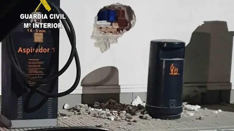 Butrón realizado en la pared de la gasolinera en Marina de Cudeyo.