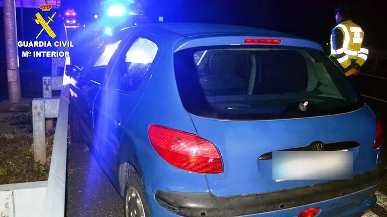 Vehículo interceptado por la Guardia Civil.