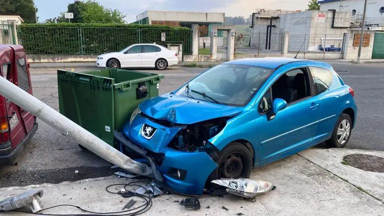 Coche empotrado contra una farola en Santoña.