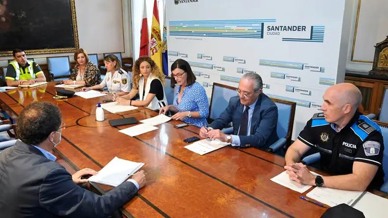Reuni&oacute;n sobre la seguridad y las actuaciones en Santander.