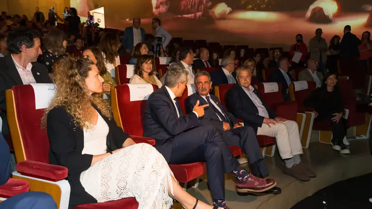 Autoridades políticas en la presentación del proyecto del nuevo Mupac.