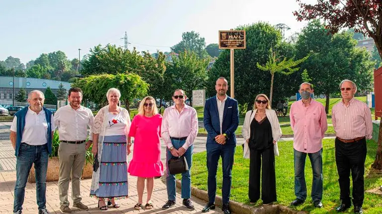 Acto de concesión del nombre del exalcalde al la plaza en Torrelavega.