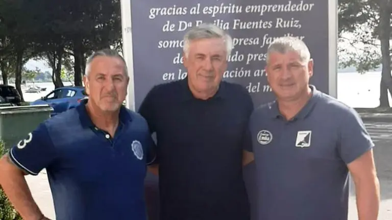 Carlo Ancelotti en el centro, junto a Nico Escobedo a la derecha, y Manolo Calvo.