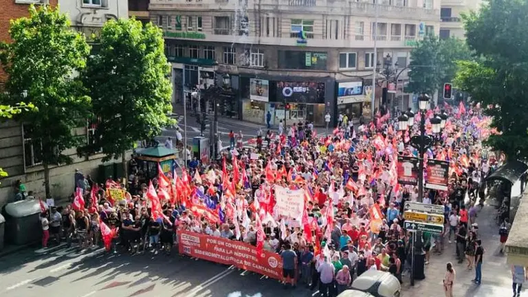 Manifestación de los trabajadores del metal por las calles de Santander.