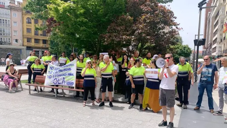 Trabajadores de la OLA en la protesta frente al Consistorio de Santander.