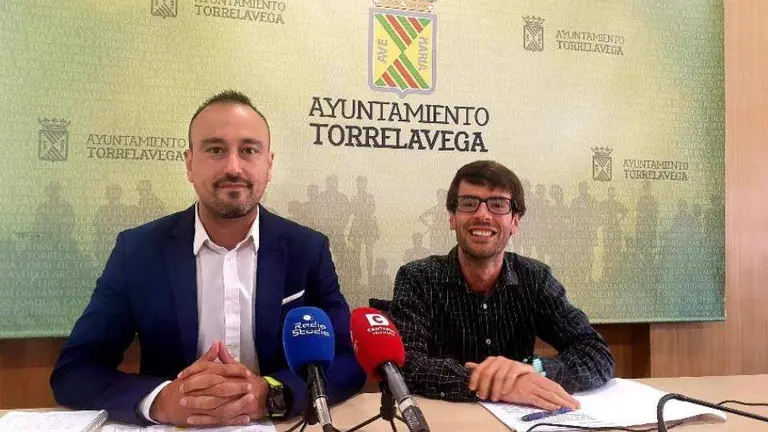 Javier López Estrada, a la izquierda, y Saiz Ahumada presentan los programas para Torrelavega.