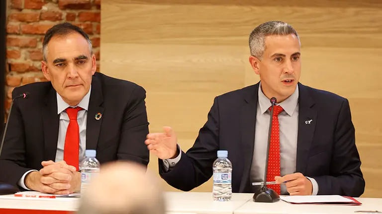 El vicepresidente y consejero de Universidades, Igualdad, Cultura y Deporte, Pablo Zuloaga, derecha, y el consejero de Sanidad, Raúl Pesquera.