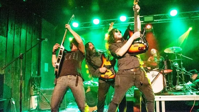 Concierto de Green River, grupo que tributa a Credence Clearwater Revival.